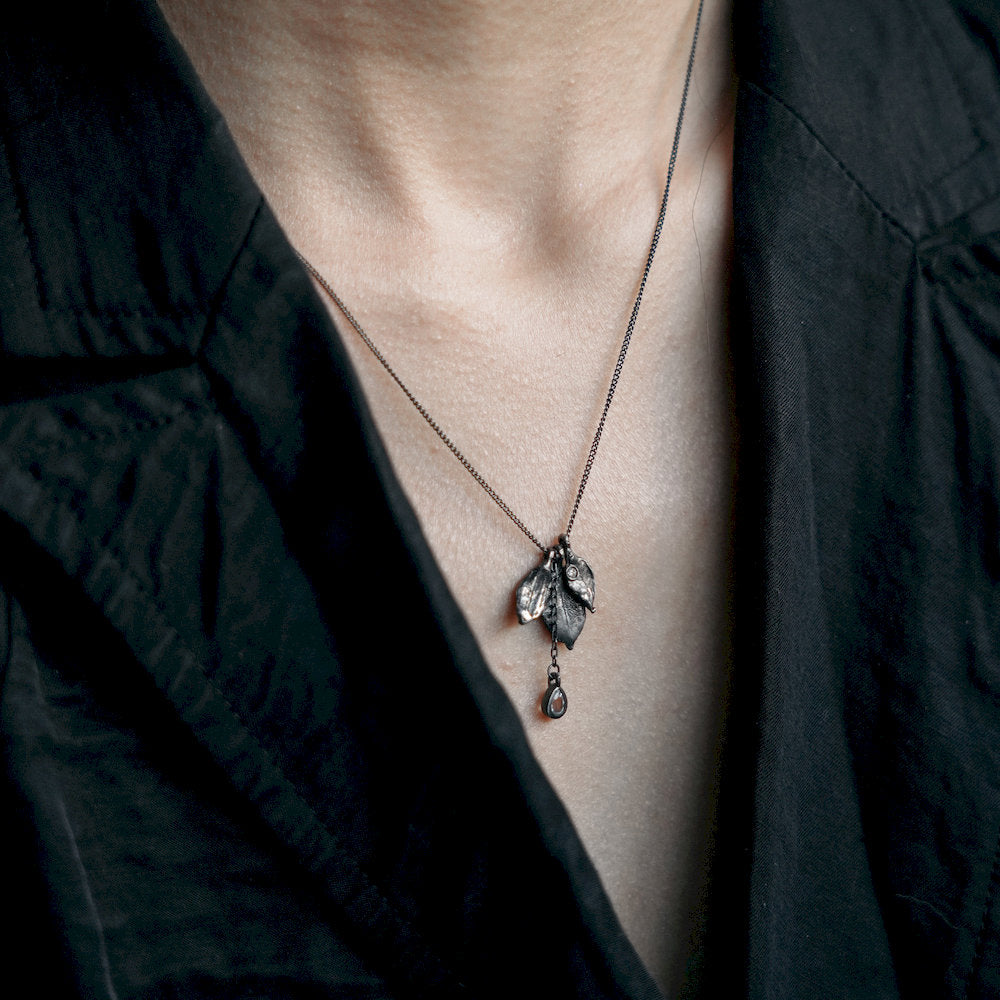Minimalist Necklace with leaf pendant on a woman